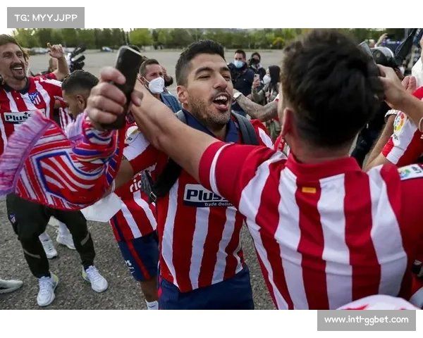 西甲球员静立抗议10秒，劳资矛盾从会议室蔓延至赛场